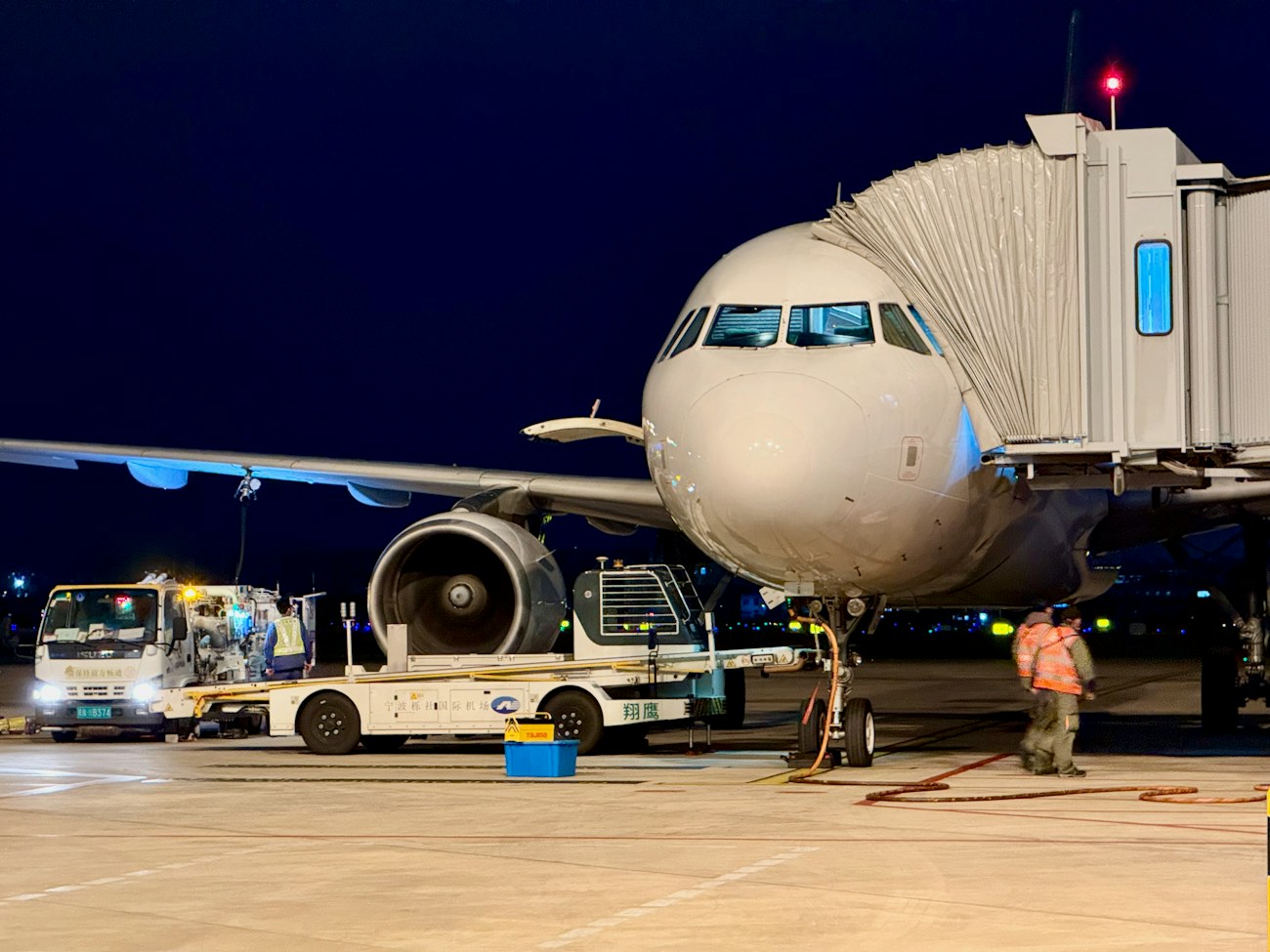 夜の空港で荷物を積み込む飛行機